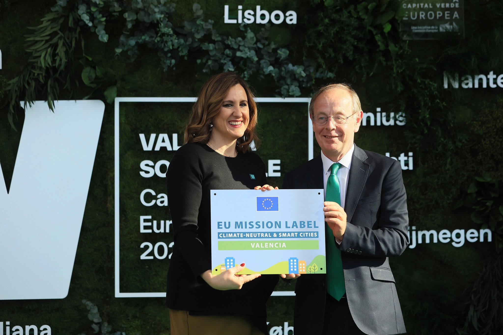 La alcaldesa recibe el titulo de capital verde europea de manos del subsecretario europeo de Medio Ambiente