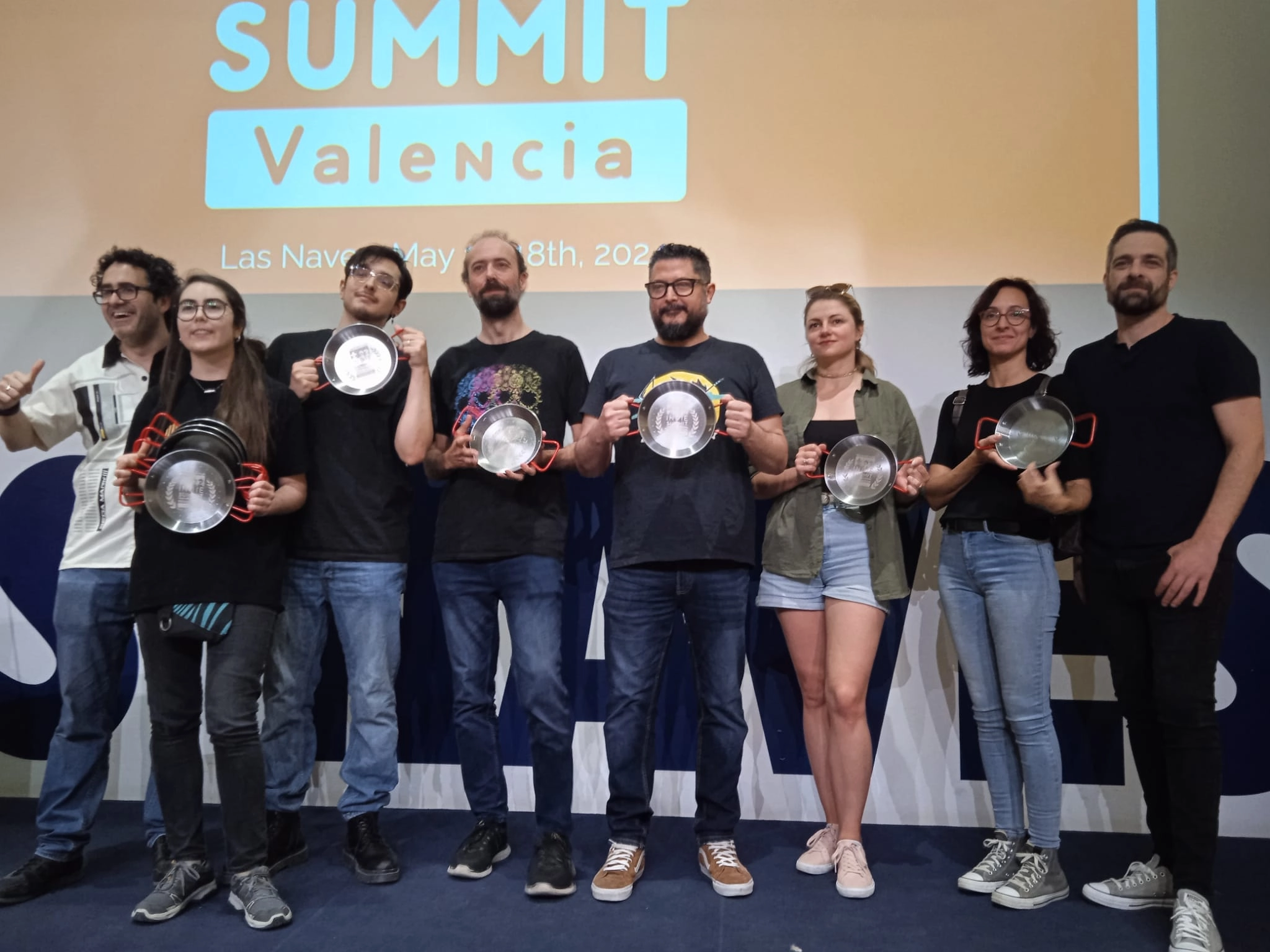 Fotografia dels guanyadors del millor videojoc als València Indie Awards